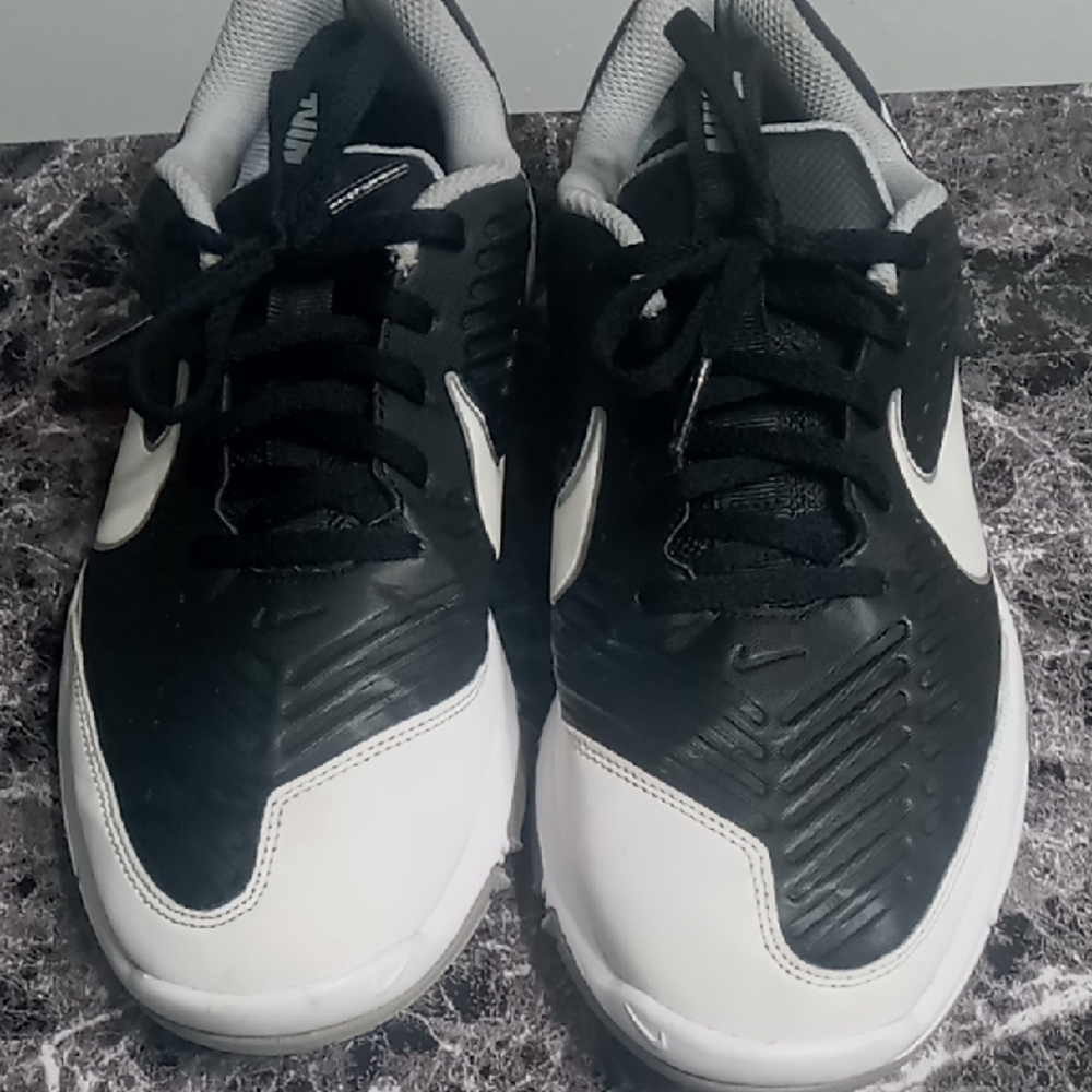 Men's Nike Black and White Athletic/Golf Shoes Size 8.5
